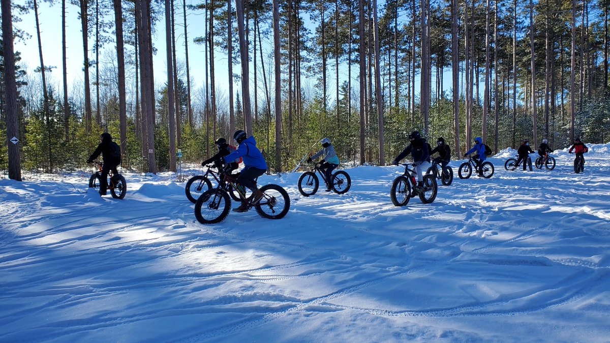 Merci au #centremana à la forêt Larose. Merci aussi <a href="/MmeV_Rheaume/">Mme V Rhéaume</a> et J-A pour votre aide. Une belle journée pour le fatbiking et de la raquette pour les <a href="/Epaulards_PS/">Épaulards PS</a> @cecce <a href="/cclapalme/">Christian Lapalme</a>