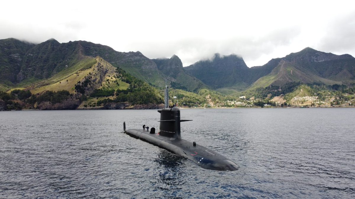 Armada_Chile's tweet photo. En Bahía de Cumberland, en #JuanFernández, recalaron los submarinos "O'Higgins" y "Carrera". Actividad que se enmarca dentro de los ciclos de entrenamiento de los submarinos y como parte de las operaciones de vigilancia oceánica y Presencia Naval en el área insular

#SomosArmada https://t.co/XIocSTj31f