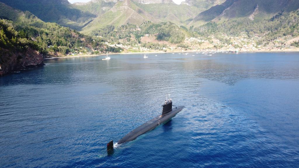 En Bahía de Cumberland, en #JuanFernández, recalaron los submarinos "O'Higgins" y "Carrera". Actividad que se enmarca dentro de los ciclos de entrenamiento de los submarinos y como parte de las operaciones de vigilancia oceánica y Presencia Naval en el área insular

#SomosArmada