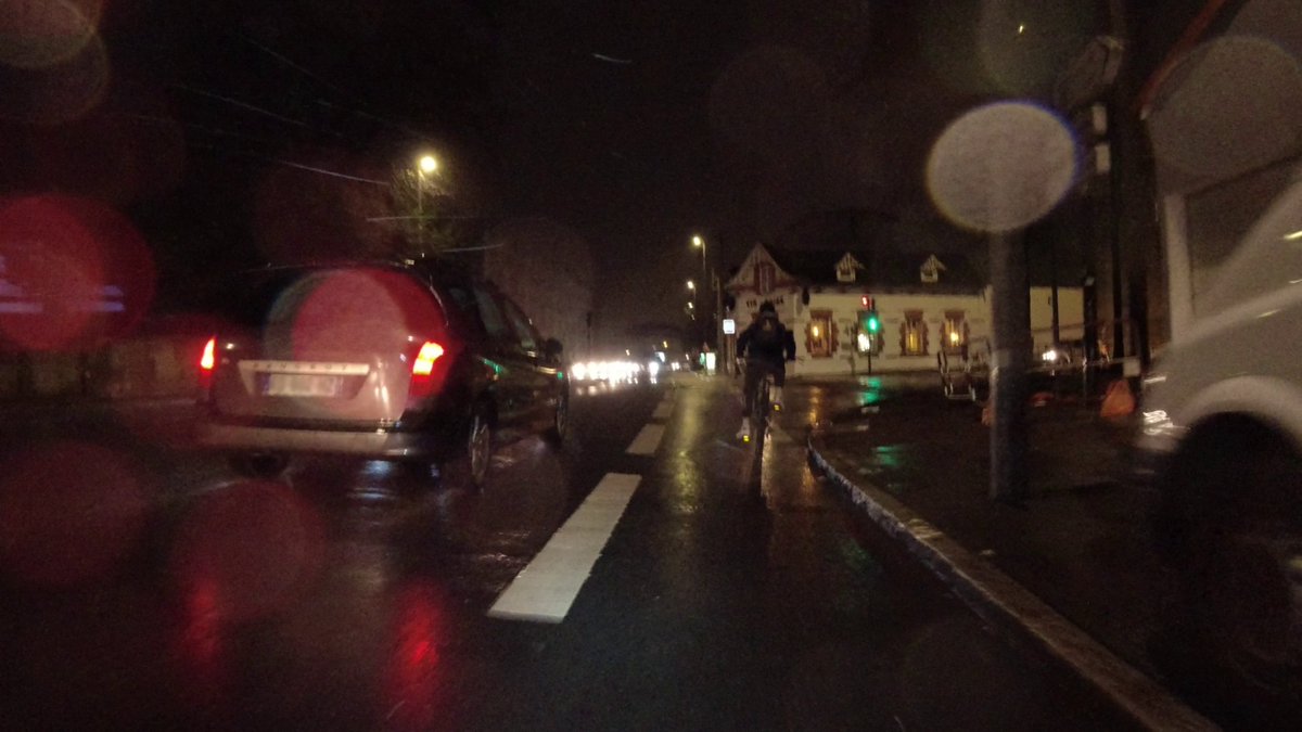 Sérieusement les parents, équipez vos ados correctement avec des lampes (fixes et sur dynamo si il le faut). Croiser des minots comme ça sur le chemin du collège ça me fait carrément flipper ...