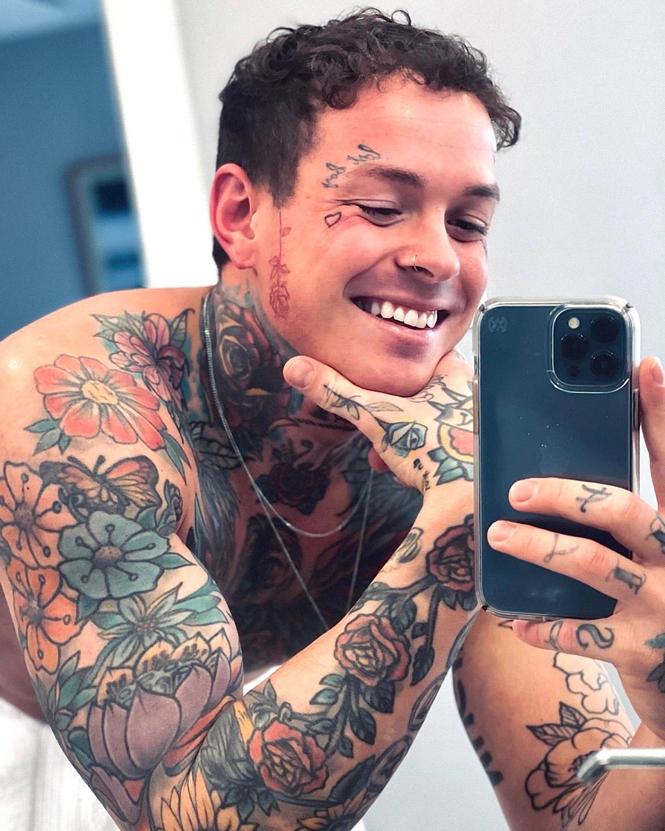 Johnathoncainee's tweet photo. Since I always just post thirsty photos, y’all getting a smile today 🥰😂 https://t.co/hnKMaOkqGf