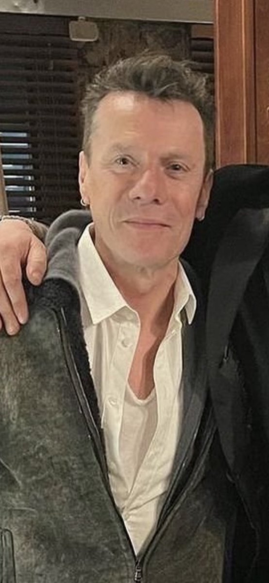 U2LarryShirt's tweet photo. hello its me again https://t.co/XYOR5Wfr21
