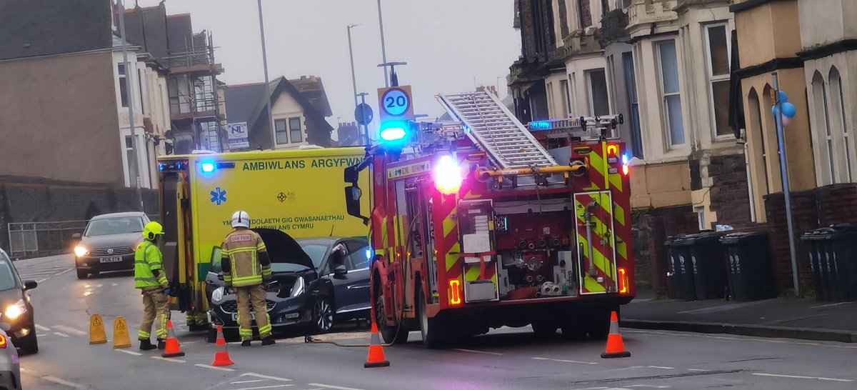 1 vehicle RTC in outside #Maindee Fire station, #Newport this afternoon.

#Roath!! Fire appliance in attendance as all nearby pumps were on another shout.

Assisted by <a href="/gwentpolice/">Gwent Police</a> &amp; <a href="/WelshAmbulance/">Welsh Ambulance</a>