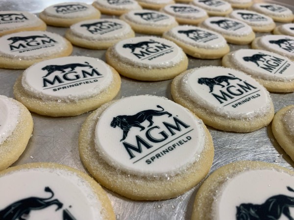 CafeCcc's tweet photo. We love all of our customers. We work hard helping our business customers get their message across. Here's a recent example. What's better than logo cookies and cakes? Maybe too pretty to eat? #logocookies #logocakes #logocupcakes #cakepops
https://t.co/g0mZhMsLMt https://t.co/V7QgOBGPnM