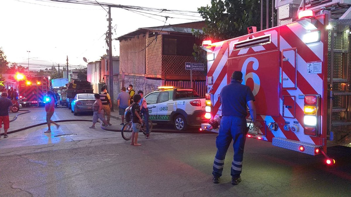 RadarRenca's tweet photo. A esta hora Bomberos se encuentra trabajando en un incendio estructural en calle General Vergara esquina El Cerro #Renca. Al menos 2 viviendas habrían resultado completamente destruidas. Fotos: R. Saavedra - https://t.co/bDgQFHhzsb https://t.co/lomGKtG3JZ