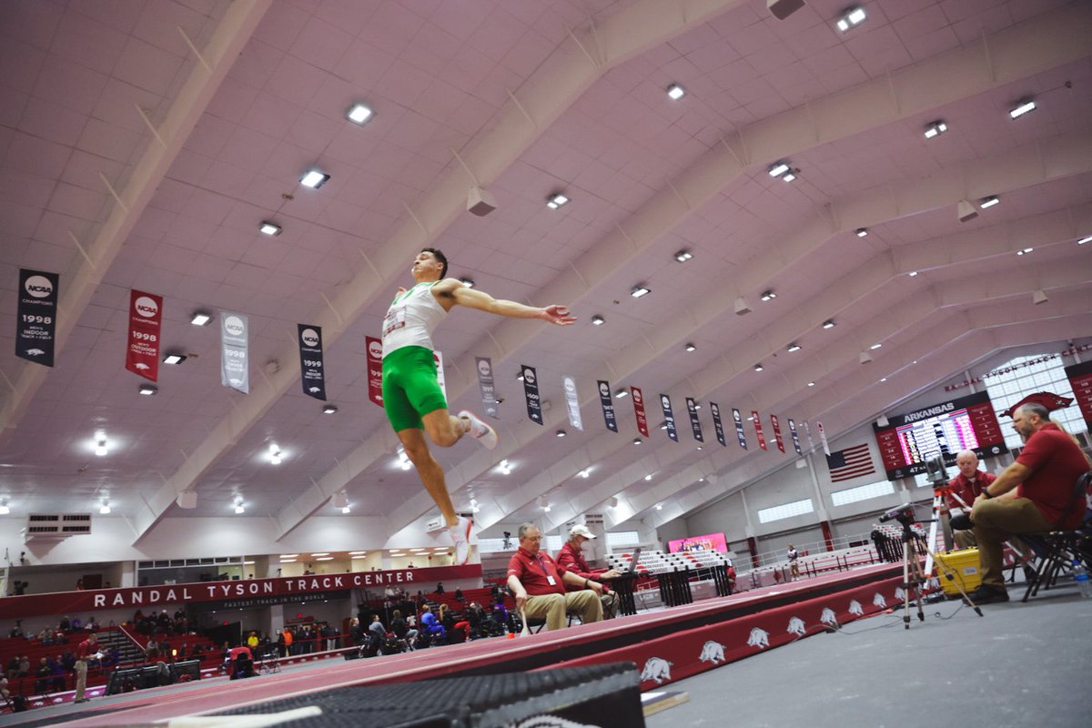 Let’s fly!

Eugene native Pierce LaCoste now ranks 🔟th in program history in the men’s long jump, getting out to an indoor best of 7.64m/25-0.75 on his first attempt of the day.

#GoDucks