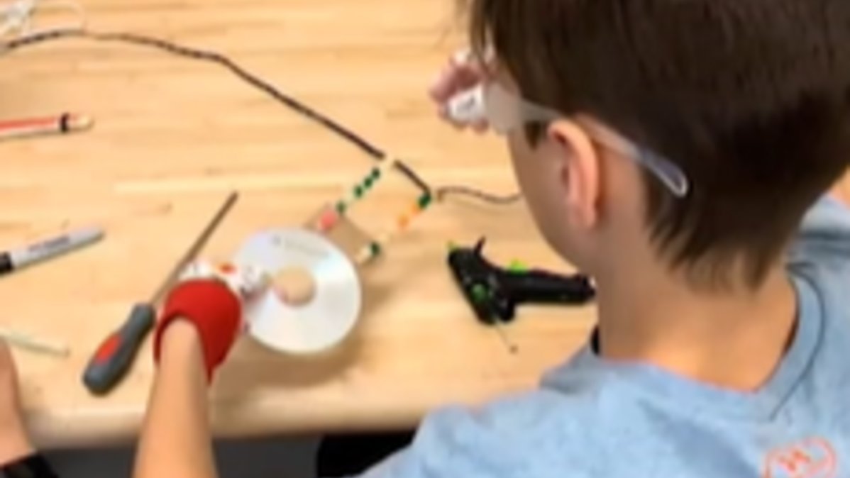 Je découvre le #mouvement_bricoleur de 
<a href="/SeymourPapert/">Seymour Papert</a> que je trouve génial. J'adhère complètement au concept qui pousse l'enseignant à offrir les conditions nécessaires à la création plutôt que de fournir des connaissances toutes faites à ses élèves #constructionnisme #PED4760