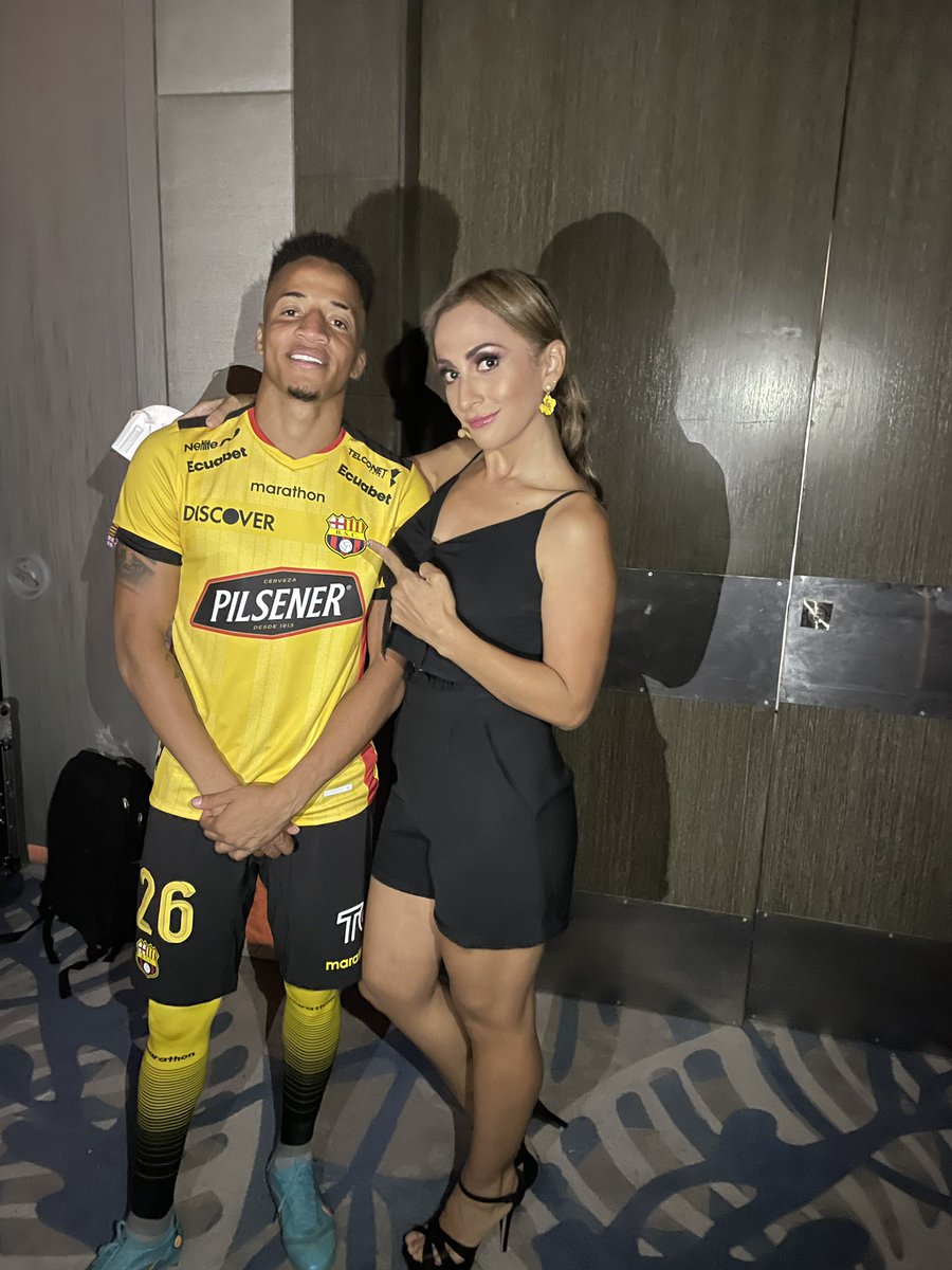 majofloresm's tweet photo. Aquí con Byron Castillo ⚽️💛 Con la nueva indumentaria del ídolo 💛 Se quedaaaa aaaa https://t.co/eEwZd7Uuyp