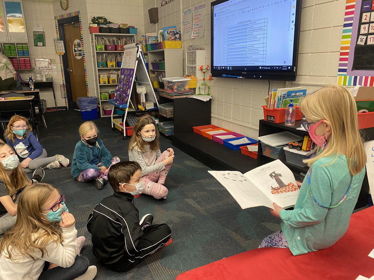 MrsHarms4thELA's tweet photo. Jessa read her favorite book to the class yesterday! #LeaderOfTheWeek https://t.co/ioZBWryjM0