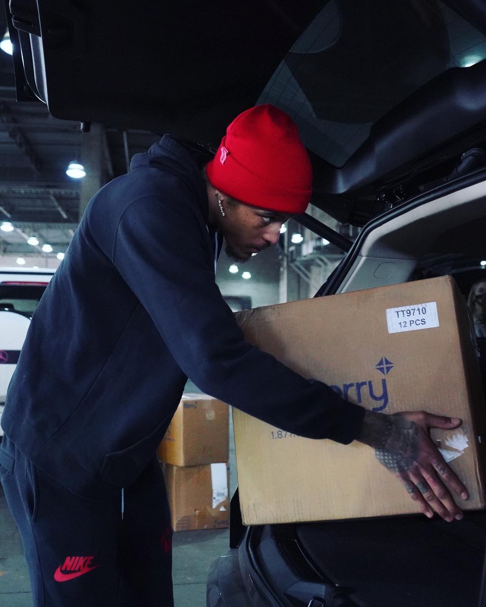 hornetcommunity's tweet image. Today, @KELLYOUBREJR &amp;amp; his family stocked up on supplies for homeless shelters around the community. They donated sleeping bags, backpacks, blankets, gloves &amp;amp; other comfort items needed to help those in need get through another unprecedented Charlotte snow storm this weekend❄️