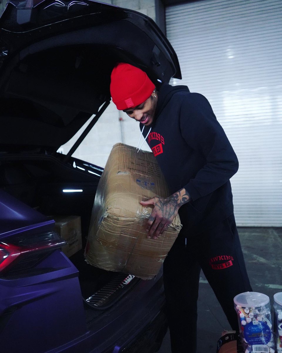 hornetcommunity's tweet image. Today, @KELLYOUBREJR &amp;amp; his family stocked up on supplies for homeless shelters around the community. They donated sleeping bags, backpacks, blankets, gloves &amp;amp; other comfort items needed to help those in need get through another unprecedented Charlotte snow storm this weekend❄️