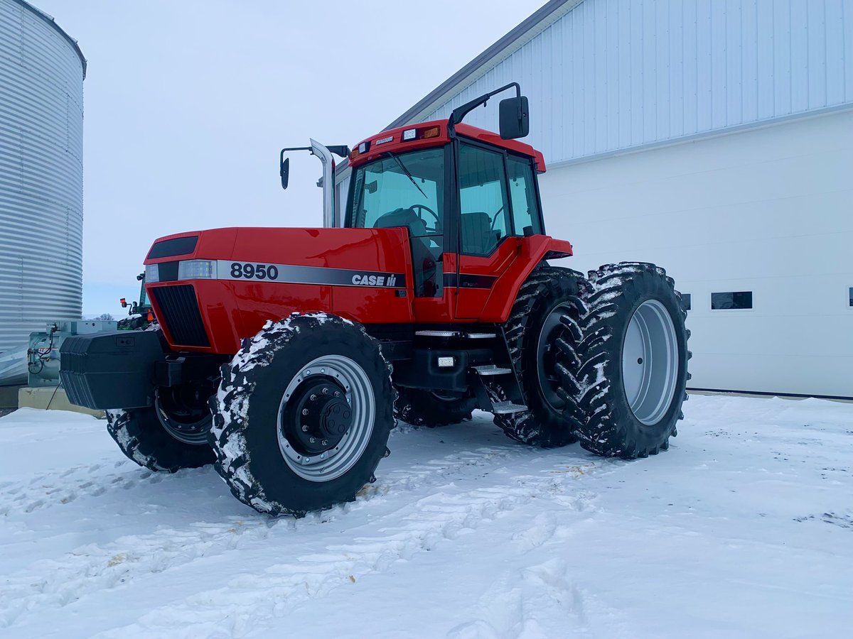 SiefkerTrevor's tweet photo. Old School Cool! Total repaint on this 8950 Magnum #siefkerdetailing #caseih https://t.co/xBtCZ90bZp