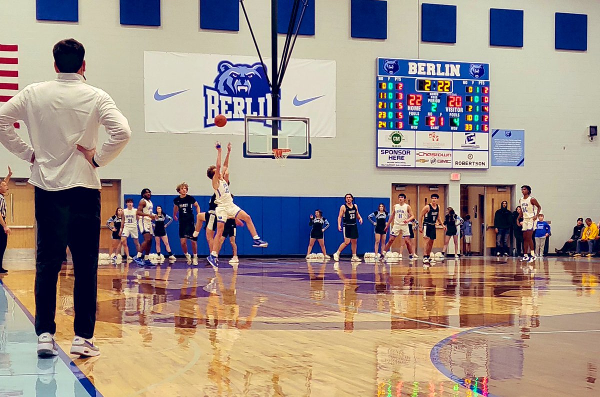 Todd_spinner's tweet photo. Tight one at 3140BSR. The boys are playing hard! #CmonBlue!🐻
@ladybearsbbk @clawsuphoops @BerlinBears_SS @VBMidwest @OHSAASports https://t.co/G22FmwJBis