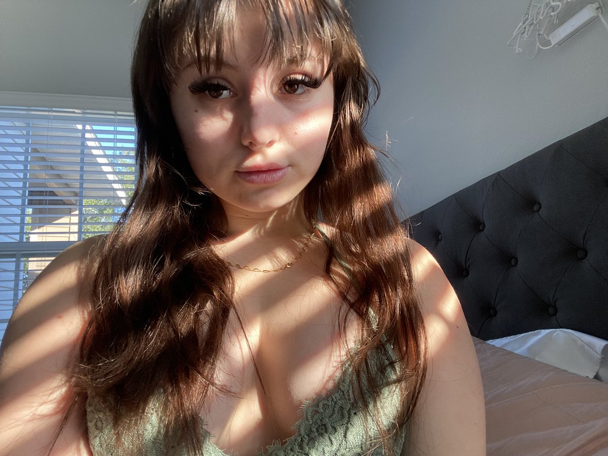 ariabanksx's tweet photo. Boobs are heavy 🥵 can u hold them for me?? https://t.co/0NwviULWIZ