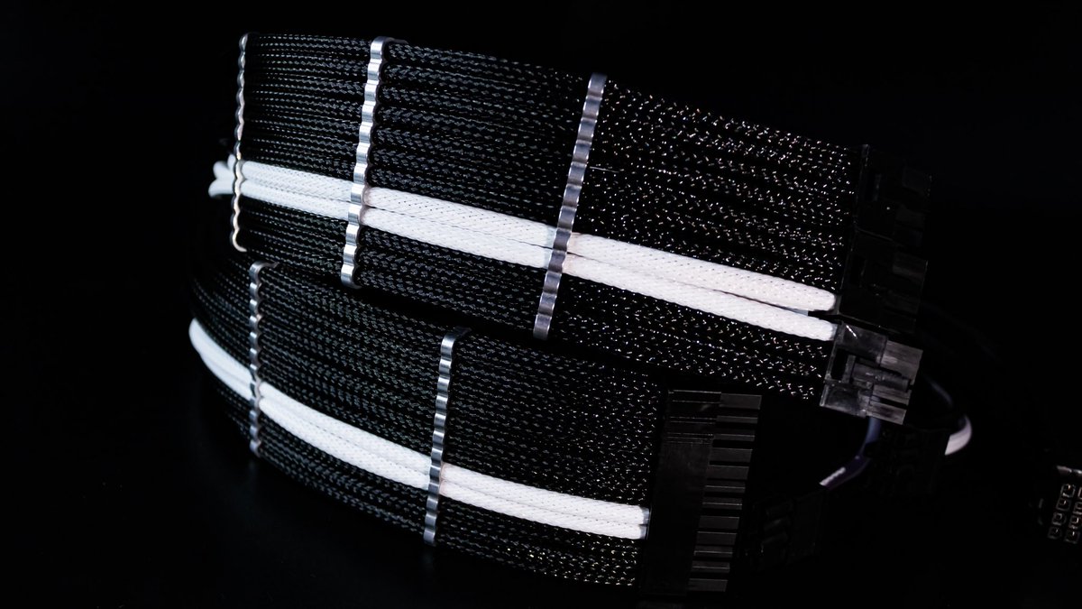 omegacables_jp's tweet image. Antec Signature 1000 Titanium用(フルモジュラー)
ATX 24PIN ×1
PCIE 8PIN ×3
CableComb:アルミニウム

使用カラー
・XXX WHITE
・BLACKEST BLACK

#スリーブケーブル #sleevecable #modpc #customcables #sleevedcables #psucables　#cablemanagement