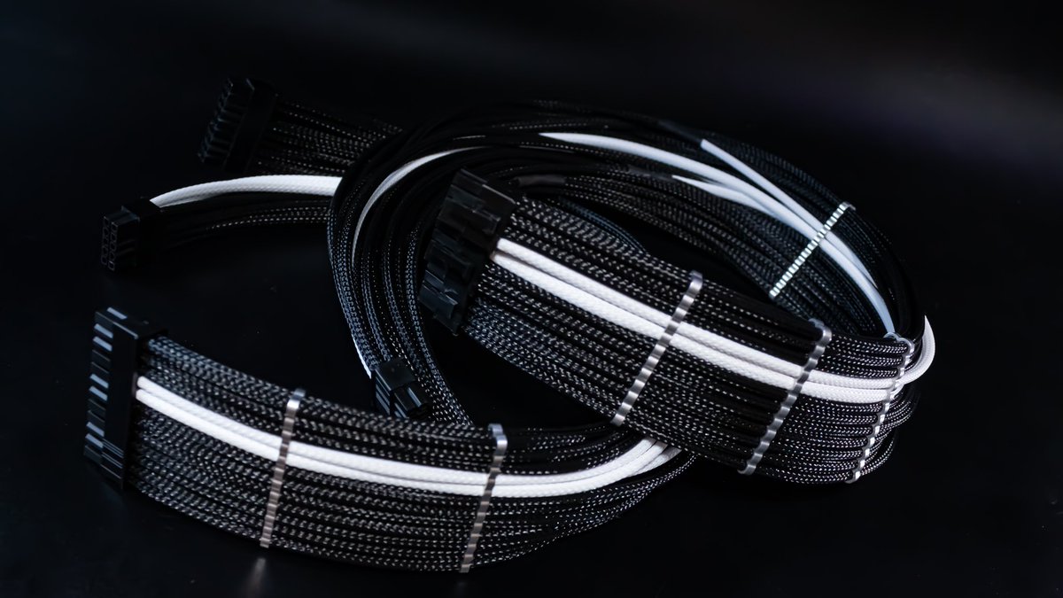 omegacables_jp's tweet image. Antec Signature 1000 Titanium用(フルモジュラー)
ATX 24PIN ×1
PCIE 8PIN ×3
CableComb:アルミニウム

使用カラー
・XXX WHITE
・BLACKEST BLACK

#スリーブケーブル #sleevecable #modpc #customcables #sleevedcables #psucables　#cablemanagement