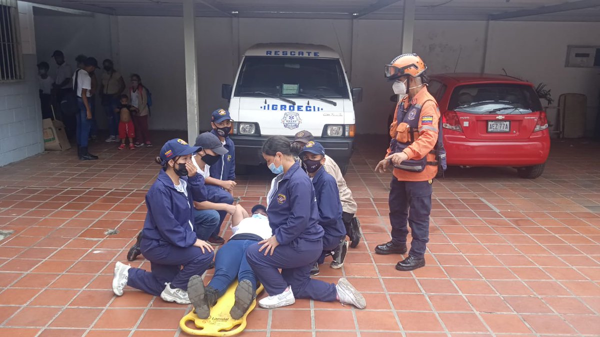 PCCAPITAL's tweet photo. 🟧🟦 Ayer 27-01-22, Funcionarios de #PcCapital del Área de PRECADE, visitaron la sede de Escuela Técnica de Defensa Civil Jorge Murag Sayed, con la finalidad de dictar Taller de Inmovilización Traslado de Lesionados, dirigido para Estudiantes 1 hasta 6to. año. https://t.co/QFbEmLWvF0