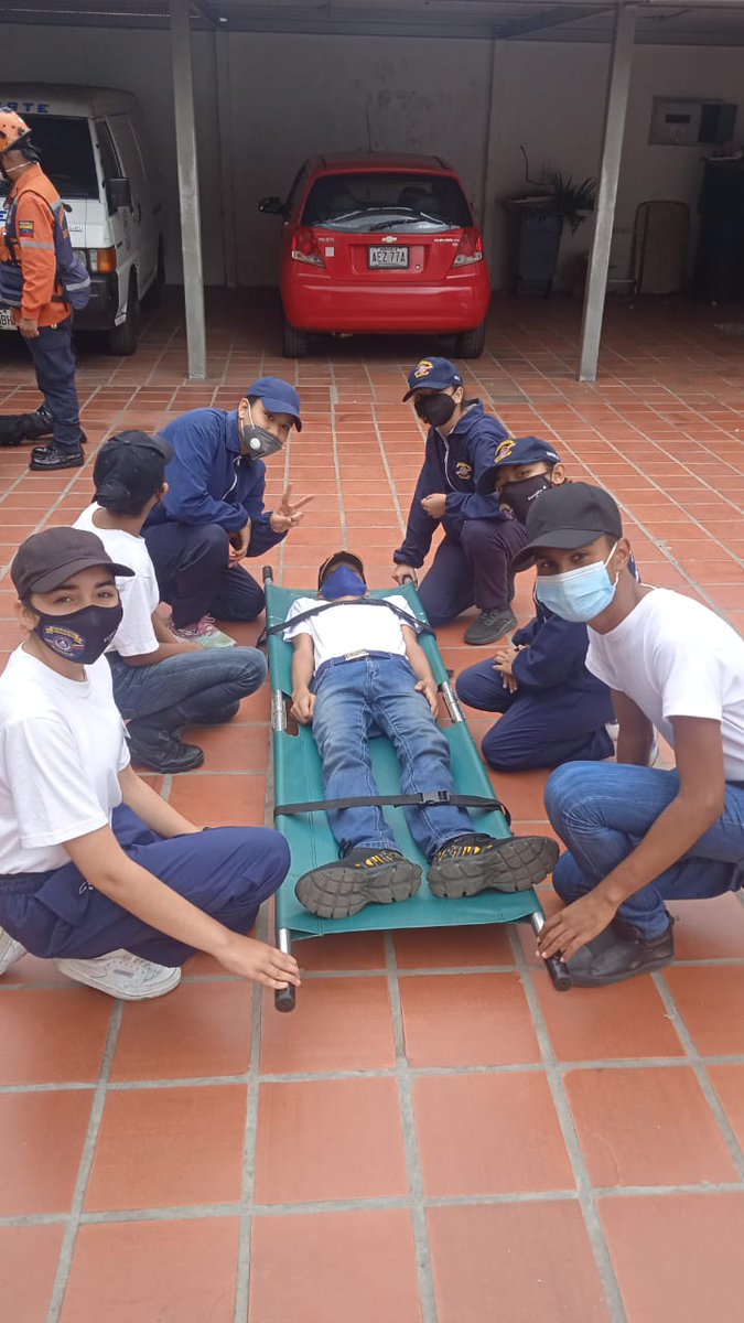 PCCAPITAL's tweet photo. 🟧🟦 Ayer 27-01-22, Funcionarios de #PcCapital del Área de PRECADE, visitaron la sede de Escuela Técnica de Defensa Civil Jorge Murag Sayed, con la finalidad de dictar Taller de Inmovilización Traslado de Lesionados, dirigido para Estudiantes 1 hasta 6to. año. https://t.co/QFbEmLWvF0
