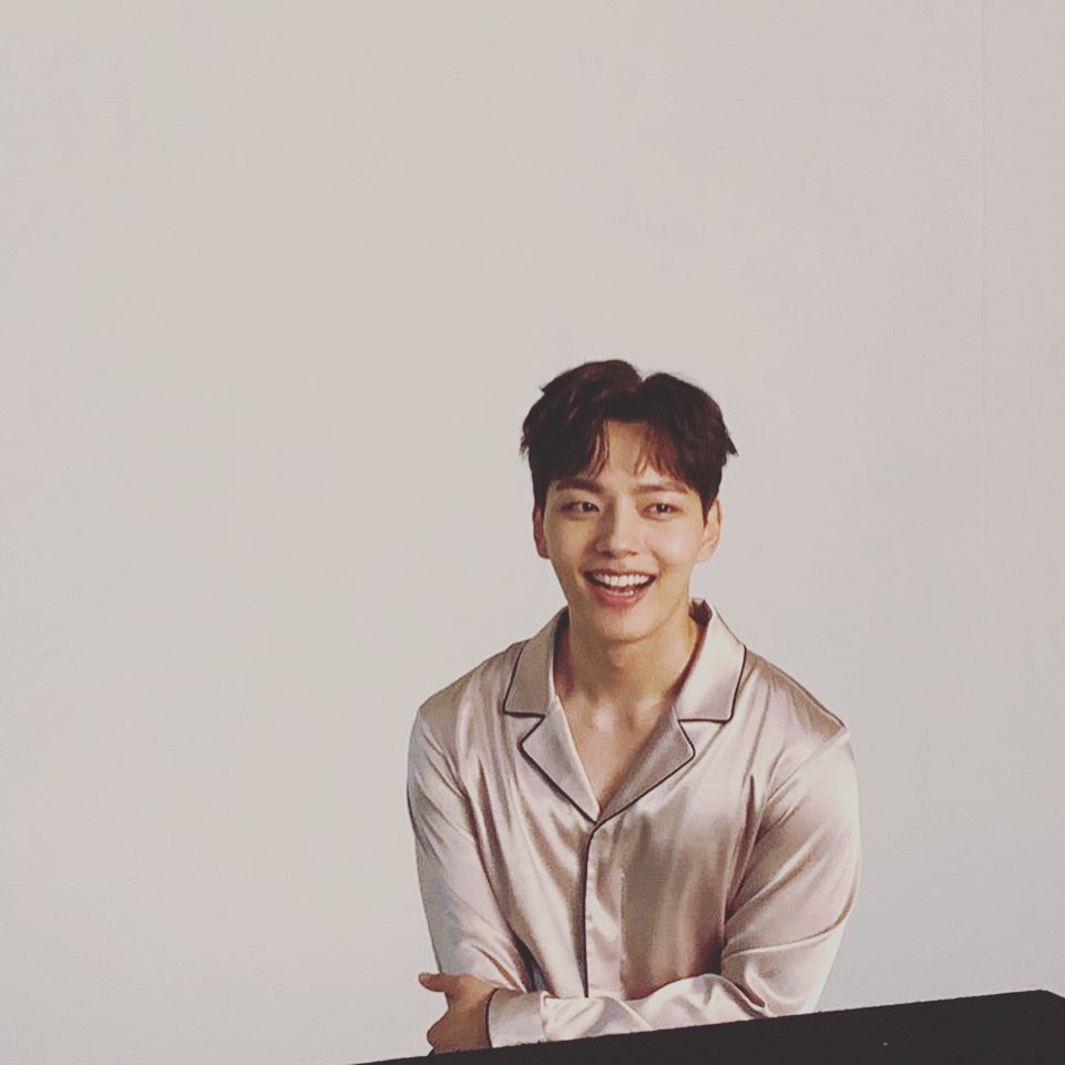 jjin_9oo's tweet photo. 내가 보는 남자 킬포가... 어깨라인인데...
지구 어깨랑 등보면 태평양수준...
하... 미치게 너무 조타
#여진구 #9oo #9oo그램 https://t.co/XHxu5sLlep