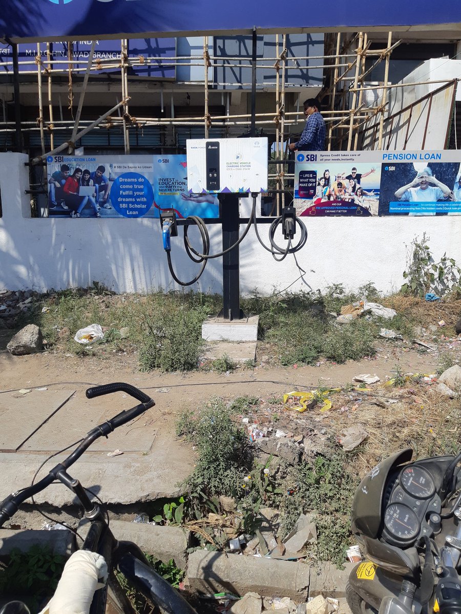 shelkeshri's tweet photo. Dear @TataPower, your team has installed electric vehicle charging station at Hinjewadi, Pune 57 near SBI bank. It is neither accessible nor convenient for 4 wheeler to charge at this station. Please find attached photos @HIRWA_Hinjawadi @NexonEVOwnerClb https://t.co/TRK86PN3nj