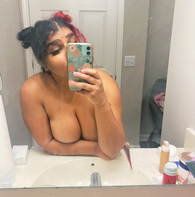 Goodnight , hit ❤️ and say goodnight back😘 https://t.co/WfULeksMDH