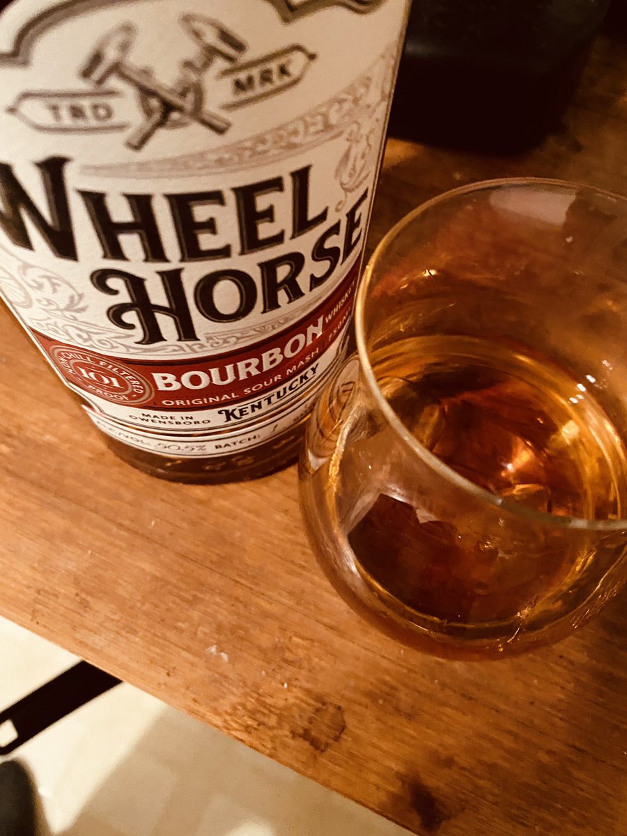 CharlesCulliton's tweet photo. Watching the flakes start to fall…
#wheelhorsebourbon
#bombcyclone
#bostonblizzard
#snowdaytomorrow https://t.co/eTxLQwzmz5