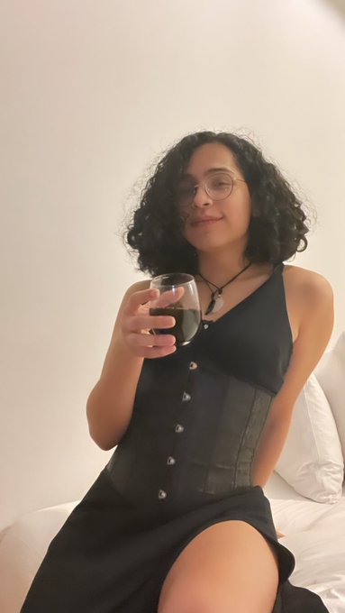 Me offering u cyanide laced wine 🍷🥰 https://t.co/kOsL8SMDex