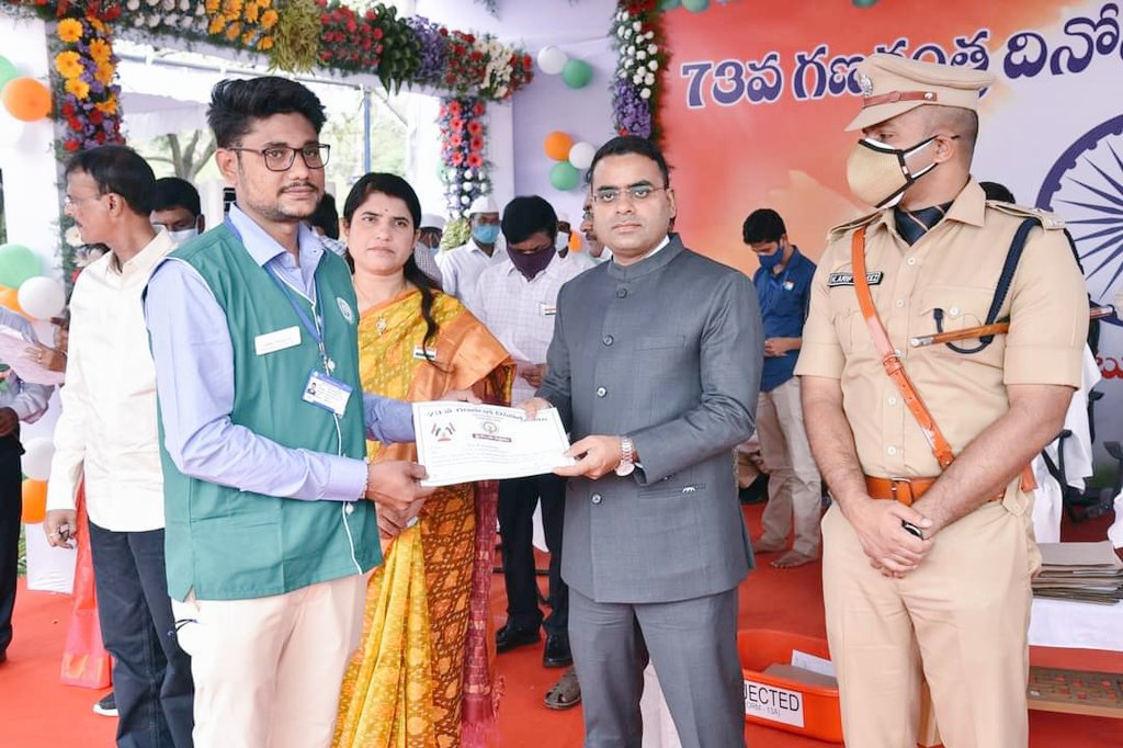 PeetaSrinivasa's tweet photo. It's a happy moment to receive an award as a best employee from  @CollectorGuntr sir on the occasion of 73rd #RepublicDay2022. It brings some more responsibility towards work and farming community. @ap_agriculture @APZBNF @vijaythallam. 😊 https://t.co/WTHsBUjdrb