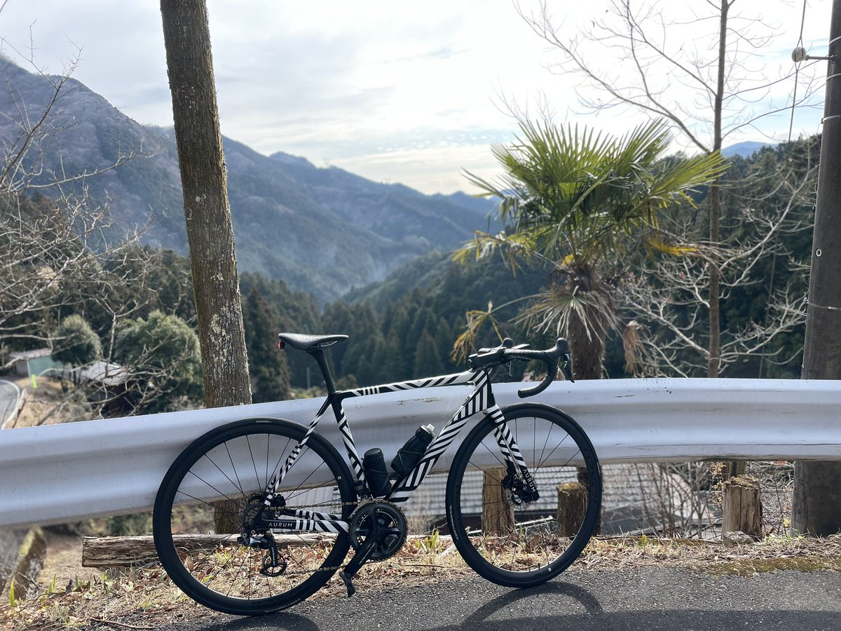 GOno46's tweet photo. 峠を含む140km走ってきた。
ステムとハンドルが軽いからダンシングしやすい。
あと、硬いから疲れると思ったけど、メラクと変わらないかも。
#AURUMBikes #MAGMA #BornFromExperience #ridelightweight #rovalalpinist #rovalwheels #duraace #CeramicSpeed #ロードバイク https://t.co/YOps8qirCV