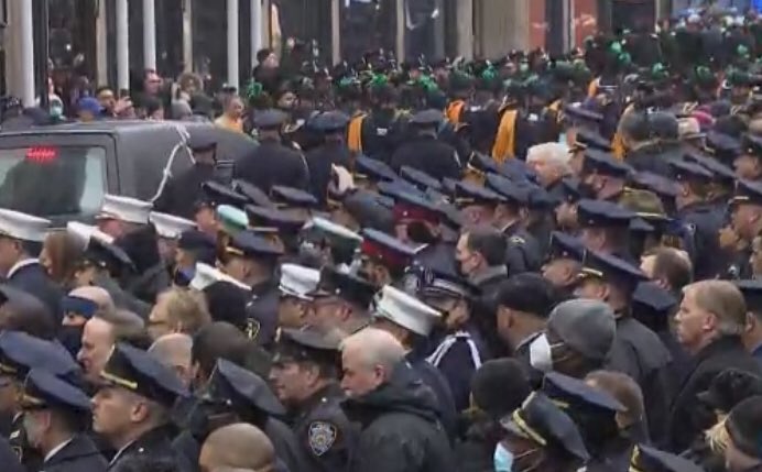Periryan's tweet photo. Crowds as far as the eye can see line Fifth Avenue this morning as NYC lays to rest one of its finest #RIPJasonRivera and thank you for your service.. #NYPD #JasonRivera #NYC #NewYorkCity #NewYork #NewYorkNewYork https://t.co/gbp2QEZa6m