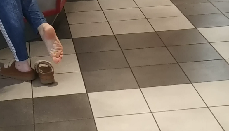 ShoeplayU's tweet photo. Got some nice slipperplay courtesy of the wife this afternoon! Check out "Slipperplay at Freddy's!" in my store tonight at 12:05 am eastern time! #Shoeplay #Dipping #Dangling #Footfetishnation 

https://t.co/8Fd9Uovwgt https://t.co/9QHtpUL2n1