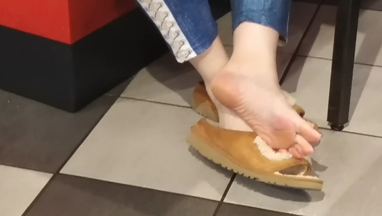 ShoeplayU's tweet photo. Got some nice slipperplay courtesy of the wife this afternoon! Check out "Slipperplay at Freddy's!" in my store tonight at 12:05 am eastern time! #Shoeplay #Dipping #Dangling #Footfetishnation 

https://t.co/8Fd9Uovwgt https://t.co/9QHtpUL2n1