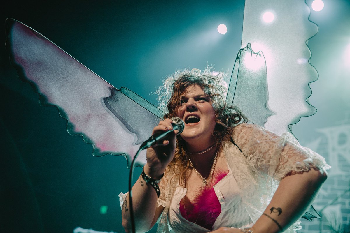 concertupdater's tweet photo. .@remiwolf's North American Tour is off to a spectacular start. 💖🧚‍♂️  @haleykillam caught the first of two sold-out nights in Los Angeles and the audience could not get enough. View the full gallery with @gracekat on our website https://t.co/OWQOmuCl0M https://t.co/KzqGE0CuUG