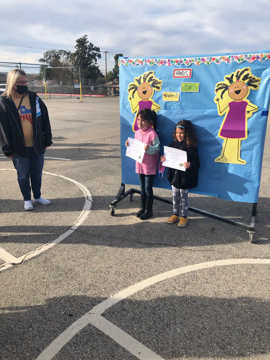 Hands of kindness at Dunlap! 🐬 #ycjusdallin22