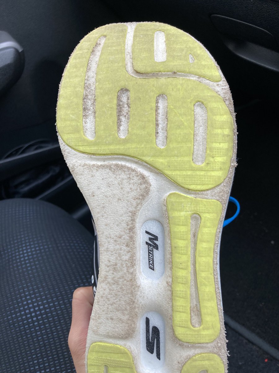 qtKVkhcNpkIxw9b's tweet photo. 今朝は5時からトレッドミル60分(裸足🦶10km)
そして9時から某中学生と2km×3(3'30"/km、r:3分)+30分クロカンジョグ razor3使用
このシューズはアウトソールの耐摩耗性は普通だが、いつ履いても接地の感触が非常に良いし変わらない
そういう意味で耐久性が高い
#razor3
#スケッチャーズ https://t.co/5yAcb2N7Uc