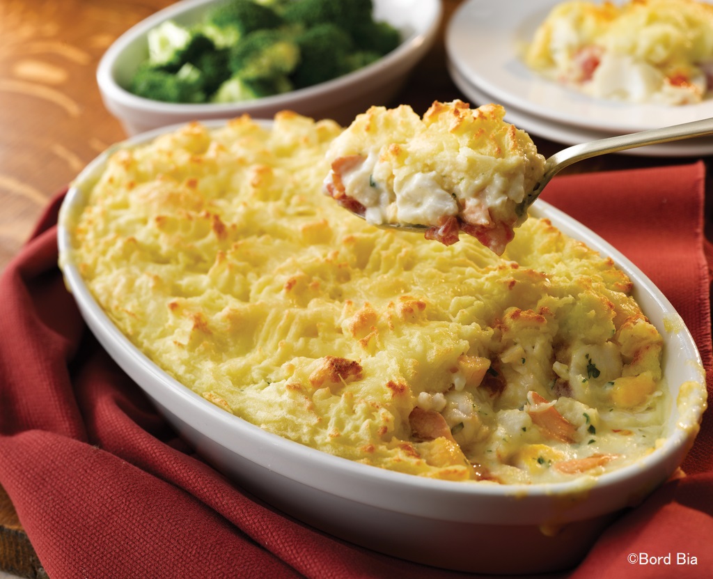 簡単で美味しい #フィッシュパイ はいかがですか？ホワイトソースで煮込んだ魚をたっぷりのマッシュポテトでおおって焼いたアイルランドの定番料理です☘
レシピ: bordbia.ie/lifestyle/all-…
レシピ動画: youtu.be/cKhBz_kMLxM