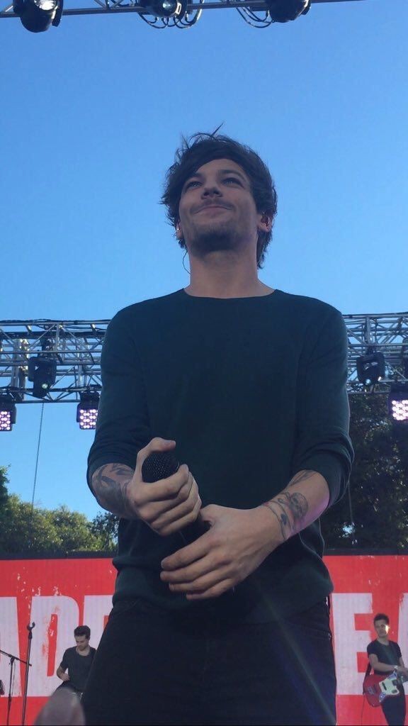 ltskzthv's tweet photo. Just hold on nadie te ama como yo te amo, pinche canción espectacular 

I vote #Louies for #BestFanArmy #iHeartAwards https://t.co/S7SvXqFEqm