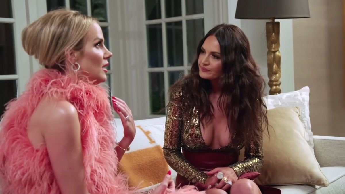 MadBeefs's tweet photo. Lisa Barlow really came on #RHOSLC to destroy all her 10 plus year friendships! https://t.co/8JOZpLFP0r