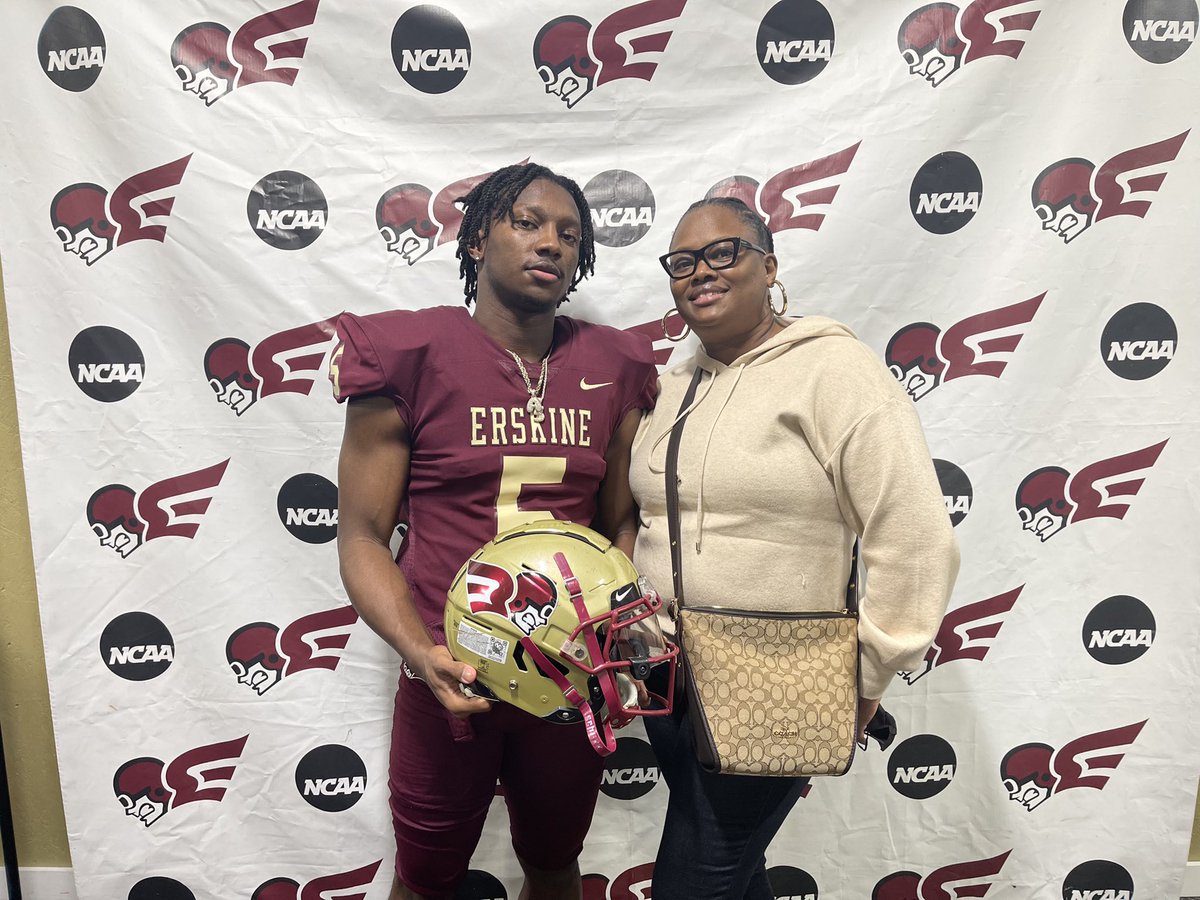 DaAnswer_5's tweet photo. After a great visit and conversation with @NeilHarrell97, I am blessed to receive an offer from @FleetFB 🔴⚪️@shapboyd @malikchevry @2sixTrainingLLC @NHSCoachWofford @NHSTrojansFB https://t.co/wugqosPrVG