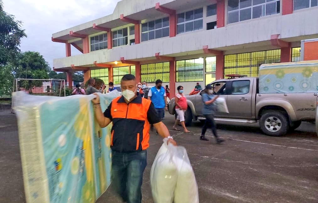 Riesgos_Ec's tweet photo. #Guayas | Entregamos asistencia humanitaria, colchones, almohadas y otros enseres para las familias que resultaron afectadas a causa de una inundación por el desbordamiento del río #Balao. 

#GestiónDeRiesgosEc
#JuntosPrevenidos https://t.co/tjMTCQCXKX