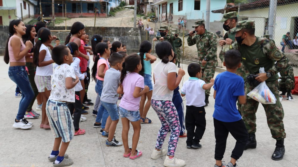 Ejercito_Div5's tweet photo. Entre sonrisas y diversión, niños, niñas y jóvenes de la vereda Maracaibo del municipio de Rioblanco Tolima, disfrutaron de nuestros soldado del #BAAID5, en actividades ludicarecrativas en apoyo al #BATOT18 del #COZEU @COL_EJERCITO en la campaña Quiero Mi Barrio.
#FeEnColombia https://t.co/Mo3yLRqkcs