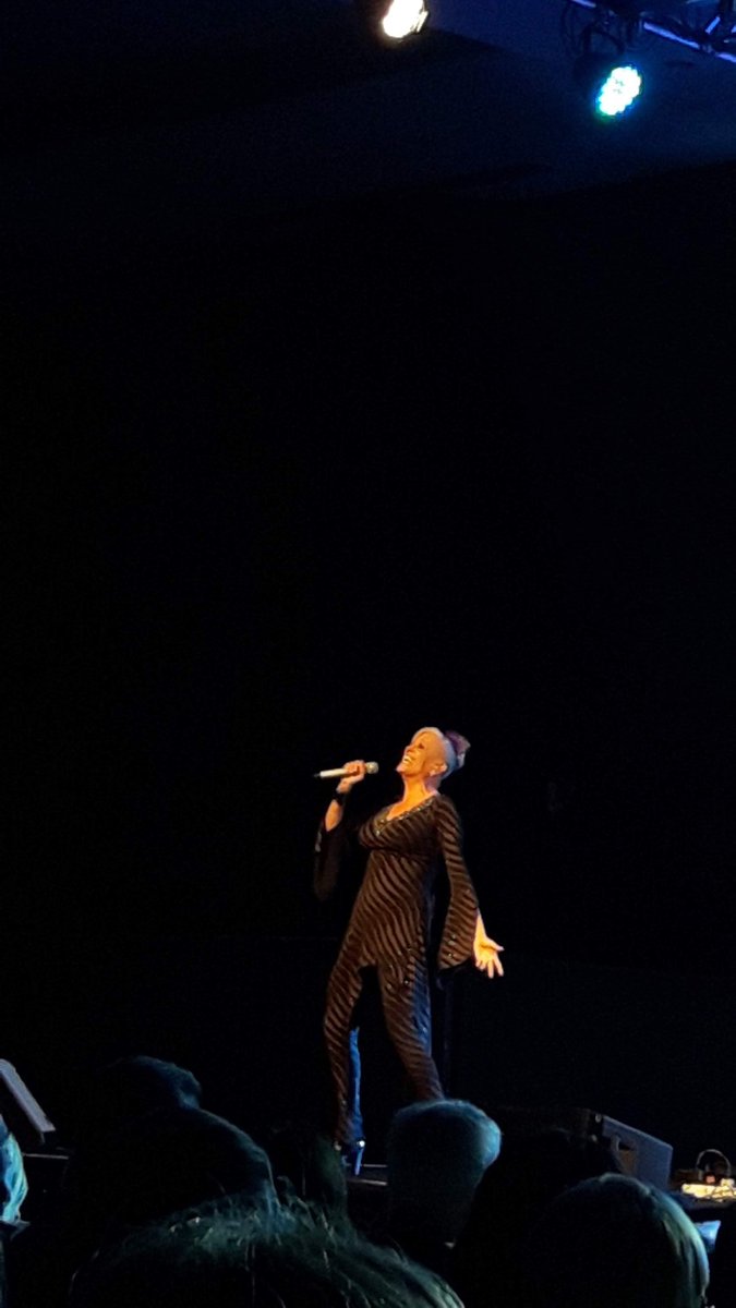 carito25101992's tweet photo. La estrella de los escenarios 😍😍♥️🇺🇾👏 @valerialynch #Adorarte https://t.co/fPyEwabfTH