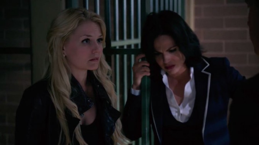 Swanqueenalway1's tweet photo. Regina and Emma always had each other's back, no matter what. Even when no one else did. They always protected each other.

#WeHeartSQ #SwanQueen #VivaLaSwanQueen https://t.co/fstR6Kcna0