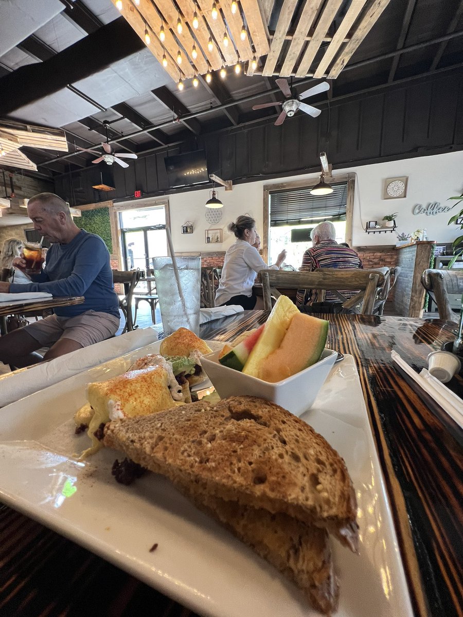 emilycta's tweet photo. Naples Brunch is soooo good! 🤌🏼 https://t.co/7MOYjhZKBb