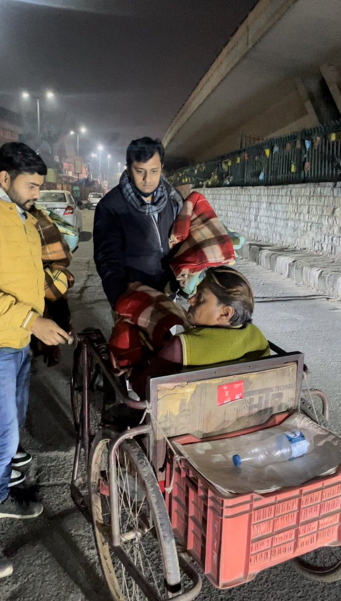 irakeshguptabjp's tweet photo. हमारे प्रेरणा स्रोत भाजपा के यशस्वी प्रदेश अध्यक्ष
आदरणीय श्री @adeshguptabjp जी के जन्म दिवस (29 जनवरी) के अवसर पर आयोजित सेवा सप्ताह के अंतर्गत कल रात्रि सराय पीपल थाला के मंडल अध्यक्ष बड़े भाई #NitinGoel जी के साथ कम्बल वितरण क़िया।
#HBDadeshguptabjp
#BJPDelhi
@OfficeOfAdeshG https://t.co/6aUMIFdcfn