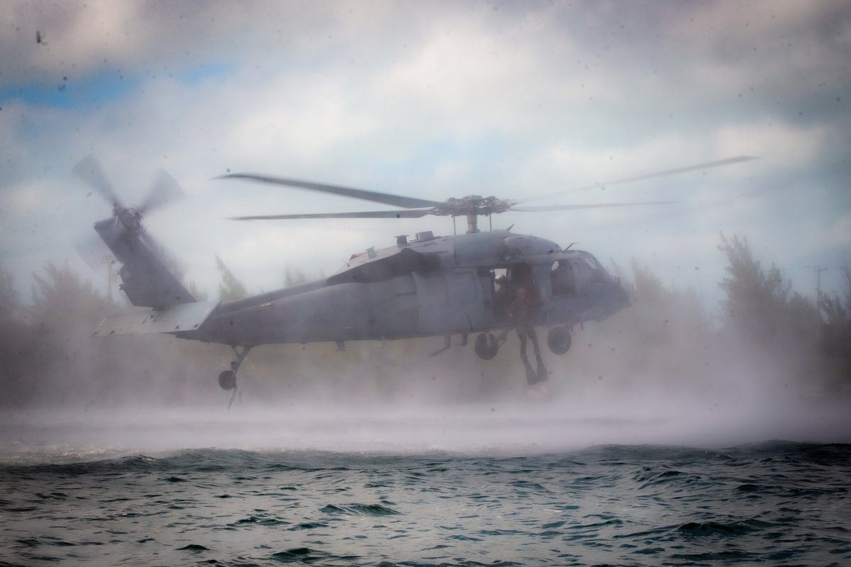 USNavy's tweet photo. Good training isn't easy! #NavyReadiness ⚓
#Marines with Force Company, 2d Reconnaissance Battalion, 2d Marine Division and #Sailors aboard #USSWichita conduct helocast recovery ops during Littoral Exercise (LEX) I in Key West, Fla., Jan. 24, 2022. https://t.co/IcbkM7qBpL
