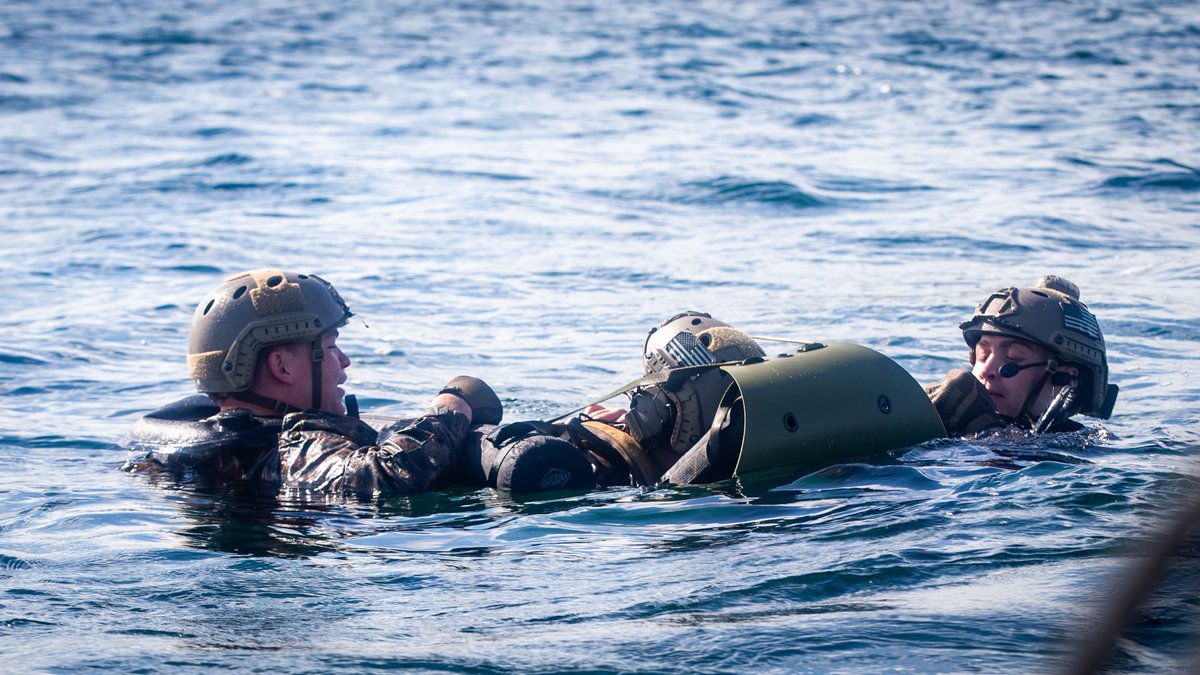 USNavy's tweet photo. Good training isn't easy! #NavyReadiness ⚓
#Marines with Force Company, 2d Reconnaissance Battalion, 2d Marine Division and #Sailors aboard #USSWichita conduct helocast recovery ops during Littoral Exercise (LEX) I in Key West, Fla., Jan. 24, 2022. https://t.co/IcbkM7qBpL
