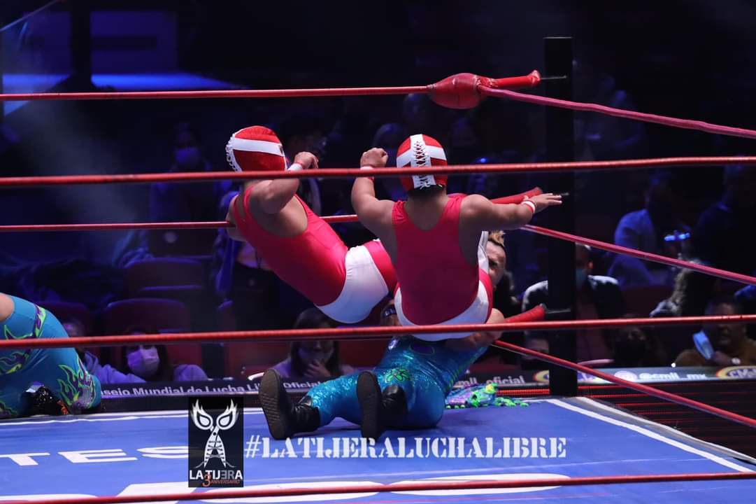 LaTijeraLucha's tweet photo. Espectacular batalla de microestrellas del #CMLL, los #MicroGemelosDiablo brindando un espectáculo digno del enlonado de la colonia de los Doctores derrotaron a #Chamuel y #MicroAtomo en el primer duelo de micro rudos en el #ViernesEspectacular de #ArenaMexico
#latijeraluchalibre https://t.co/3DolMxZbYL