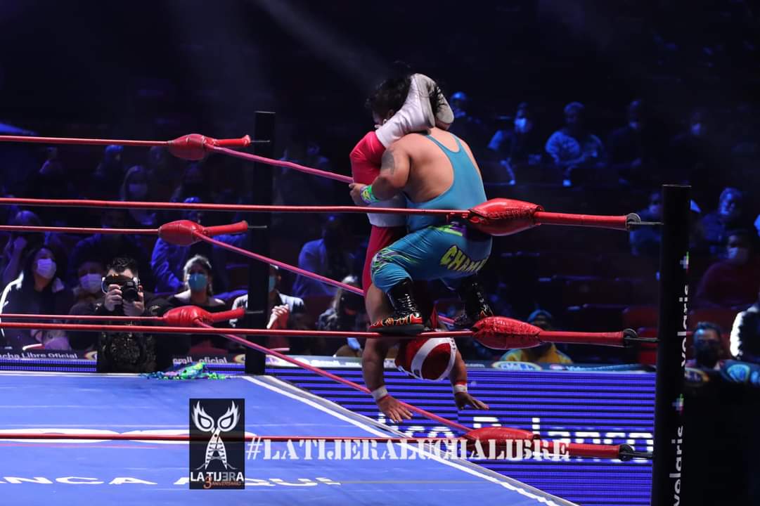 LaTijeraLucha's tweet photo. Espectacular batalla de microestrellas del #CMLL, los #MicroGemelosDiablo brindando un espectáculo digno del enlonado de la colonia de los Doctores derrotaron a #Chamuel y #MicroAtomo en el primer duelo de micro rudos en el #ViernesEspectacular de #ArenaMexico
#latijeraluchalibre https://t.co/3DolMxZbYL