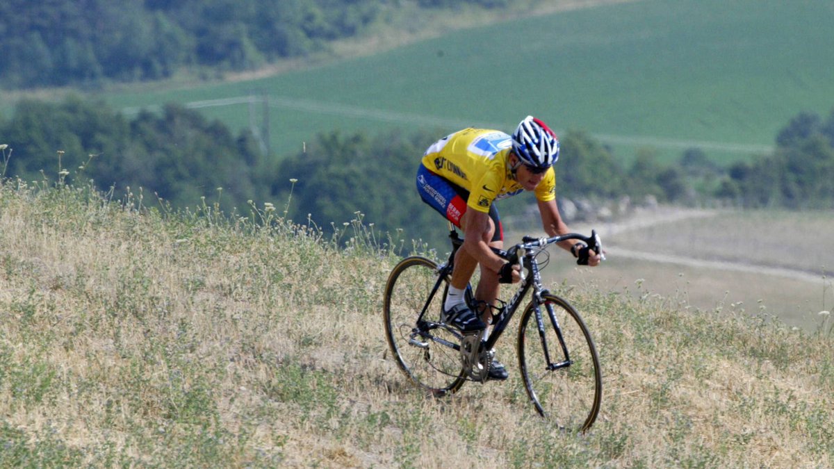 Gedartt's tweet photo. @RodriSabato Cuando Armstrong tomó un atajo para no perder el Tour 🤣🤣🤣 https://t.co/4fGkSPRAE5